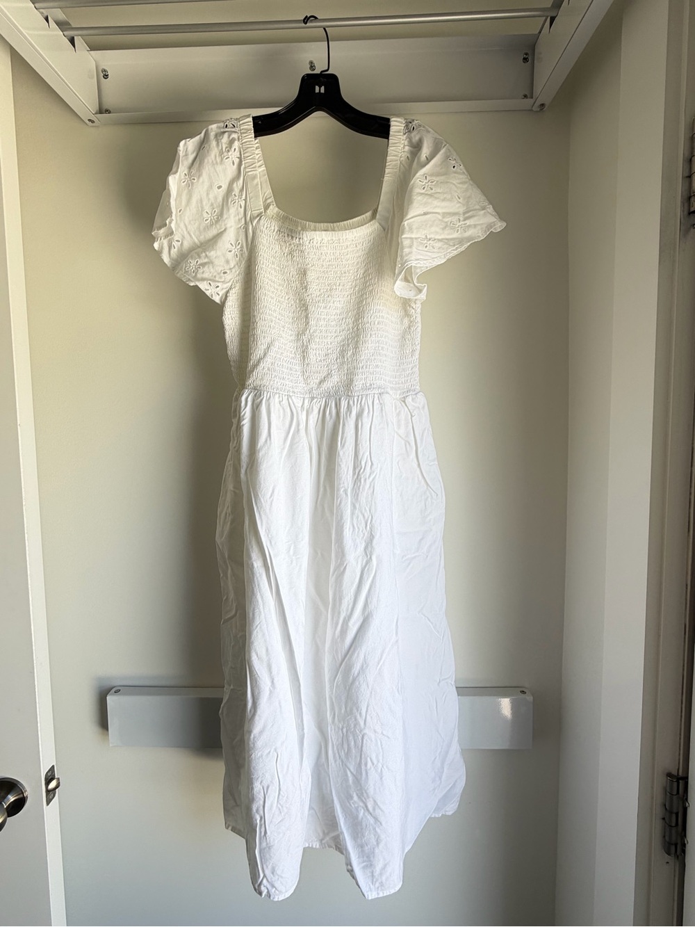 beachlunchlounge White Eyelet Puff-Sleeve Midi Dress